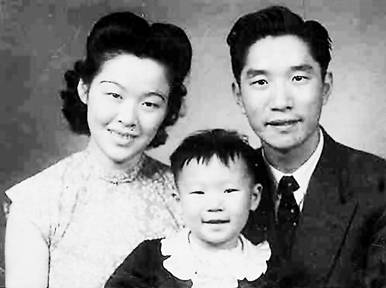 1946年爸爸妈妈和佐洱.jpg