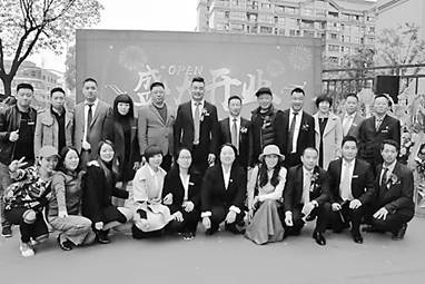 叶石林(后排右2)和他的企业团队.jpg
