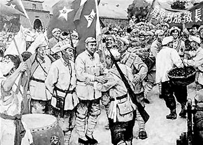 中国工农红军在长汀穿上了红军临时被服厂生产的正规军服。.jpg