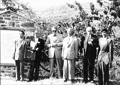 参加1956年国际科学史会议时，与外国专家学者合影（左二刘仙洲，左三李约瑟）.jpg