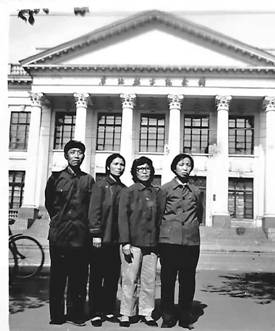 李春芳的四位子女于1981年参观东北烈士纪念馆。左起：儿子李世平、三女李志英、次女李谦、长女李志荣.jpg
