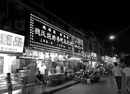 夜幕中的上海寿宁路.jpg