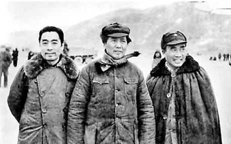 1946年11月，毛泽东、周恩来、朱德在一起。.jpg