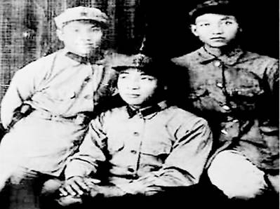 1932年5月，王良（左）与参谋长聂鹤亭（中）等在漳州石码镇的合影。.JPG