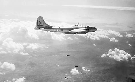 (上）1951年4月6日，携带完整核武器的B-29轰炸机再次飞抵关岛。.webp.jpg