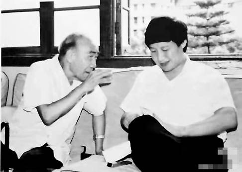 1989年7月，习近平书记（右）看望离休老红军黄垂明.jpg