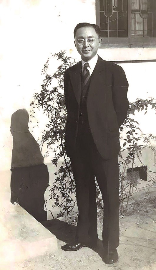 抗战胜利后，复旦大学由重庆迁回上海。严家显和王祖寿在复旦大学庐山村后院各自留影1.jpg